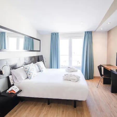 Petit Palace Plaza De La Reina Hotel 3*
