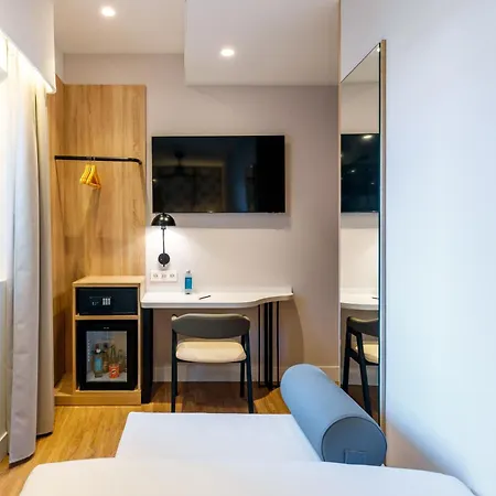 ホテル Petit Palace Plaza De La Reina 3*
