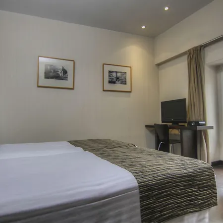 Petit Palace Plaza De La Reina Hotel 3*