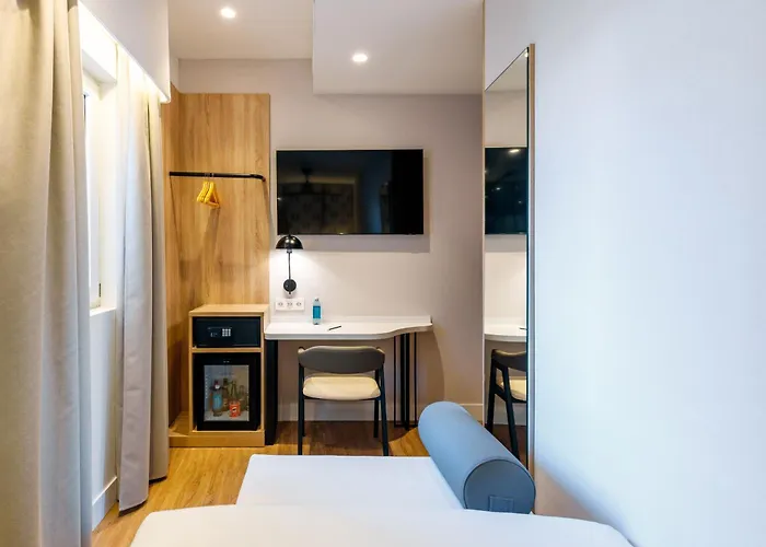 Hotell Petit Palace Plaza De La Reina 3*