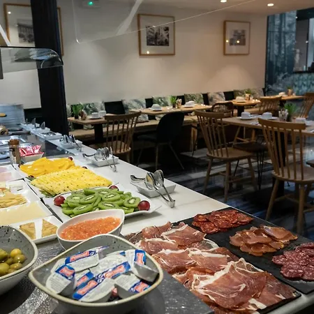 Petit Palace Plaza De La Reina Hotel 3*