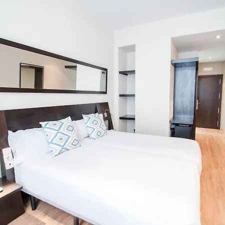 Petit Palace Plaza De La Reina Hotel 3*